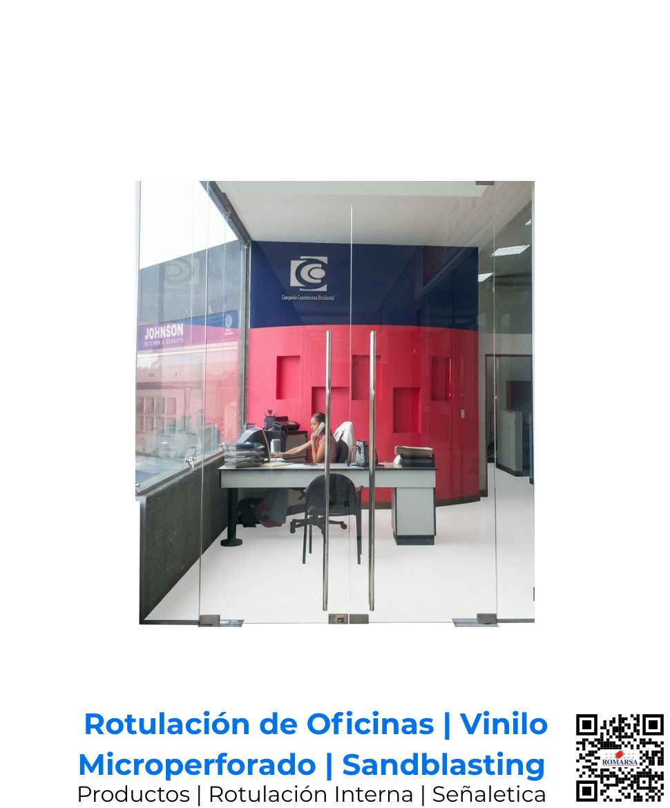 Señalética comercial y rotulación interior corporativa con aplicaciones en vinilo microperforado y técnica de sandblasting premium; diseño personalizado de recepciones para oficinas corporativas por Romarsa en San José, Costa Rica y Centroamérica.